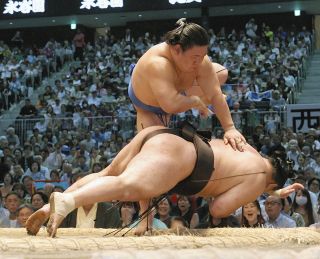 元関脇・勢の春日山親方が断髪式 ステージでは山本譲二さんと
