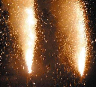 豪快な手筒花火　津で最後のみすぎ夏まつりにぎわう