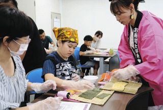 新米を使ってかわいい巻きずし　ミエライス本社で親子ら調理