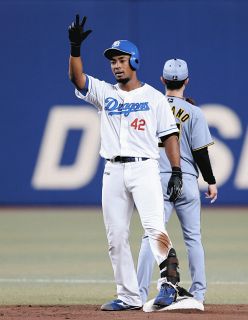 中日・村松開人、お見事背走キャッチ！ 前進守備から後ろ向きのまま