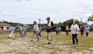 ポールでリズム良く歩く　多治見で高齢者ら体験、階段や坂「安定する」