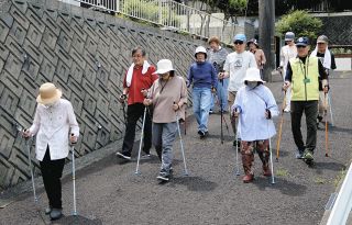 坂道も歩いて腰や膝への負担軽減を体感した＝多治見市市之倉町で

