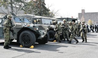 三重県警と陸自第33普通科連隊、共同で「治安出動」訓練　テロ行為などに対処、パトカーや装甲車で目的地へ移動