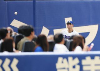 中日】「THANK YOU」「SHO NAKATA」中田翔引退Tシャツを着用し本人を