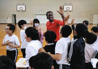 カナダ代表、がんばってね！　多治見・笠原小児童、パラ陸上選手と交流