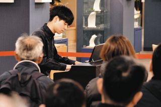 三重大生のピアノが買い物客らを魅了　津松菱で演奏会