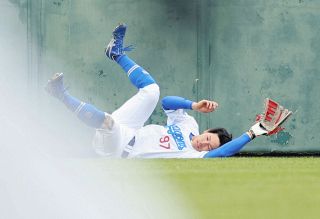中日・樋口正修、打球追い外野フェンス激突し病院へ　井上監督「本人と話して意識はあった。『大丈夫』とは言ってくれた」