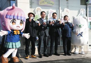 やくならマグカップも「聖地」多治見のファミマ、店長も大感激　ブロマイドやステッカーを全国で販売