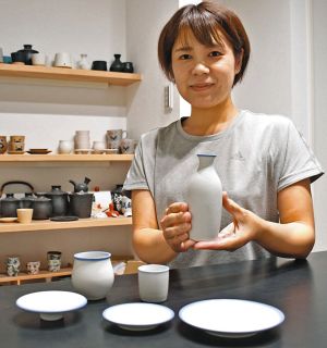 指が映える透き通る白、生活に根差した形　新感覚の入選作、秘められた世界へ羽ばたく可能性