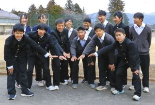 チーム一丸でベスト8目指す　全国男子ソフトボール大会に出場・伊那弥生ケ丘高