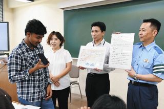「英語と日本語混じりでいいよ」　朝日大留学生、110番通報の訓練
