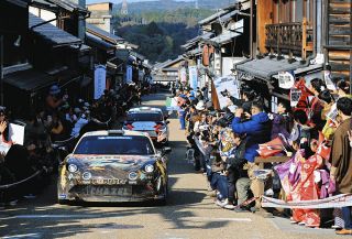 大勢のファンが集まった岐阜県恵那市岩村町の古い町並みを通過するラリーカー