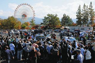 大勢の観客が訪れた岐阜県中津川市の恵那峡ランドで行われたタイヤフィット