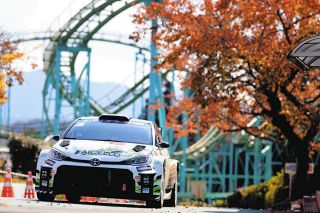 整備会場となる恵那峡ランド内を走るコバライネン、北川紗衣組