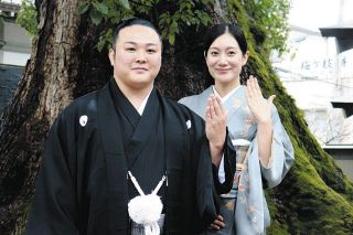 炎鵬「一生かけて幸せにしてあげたい」　大相撲、結婚会見で笑顔