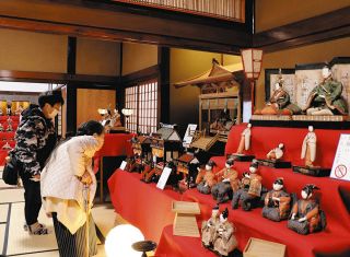 春告げるひな人形　伊那・高遠で江戸時代から現代の300体展示