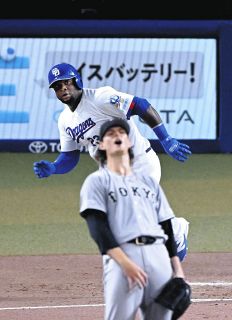 中日・上林誠知、ピンク！！ リストバンド・マスコットバット