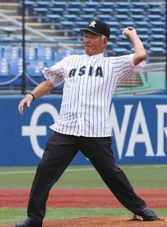 往年の名ストッパー元阪神・山本和行さんが始球式「ちゃんと届いた」亜大タテ縞で登板【全日本大学野球】