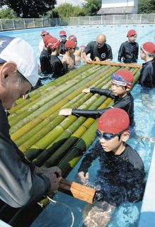 飯田・竜丘小児童が伐採の竹でいかだ作り　対抗リレーも
