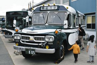 貴重な車両の見学や撮影満喫　津で三重交通グループ80周年イベント
