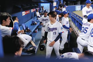 中日】「THANK YOU」「SHO NAKATA」中田翔引退Tシャツを着用し本人を