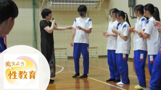 コンドーム触れ、性的同意や自己決定を学ぶ　滋賀の元教員が普及に尽力