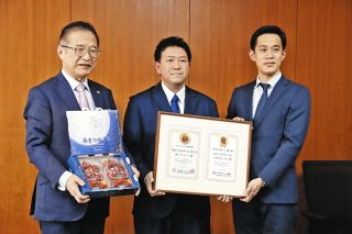 前葉市長（左）を訪ねた中林さん（中）と細野さん＝津市役所で