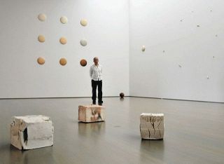 自然との対話を土で追究　伊賀在住の現代美術家・植松永次さんが三重県立美術館で個展　
