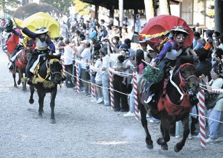秋晴れの下、参道を駆ける　土岐市・八幡神社で流鏑馬奉納、木曽馬「薫風」が初出走