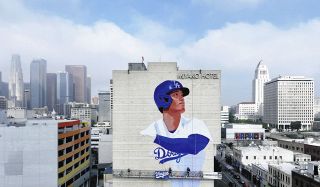 ロサンゼルスの大谷翔平・巨大壁画、ついに完成、カウントダウンで「二刀流デザイン」お披露目