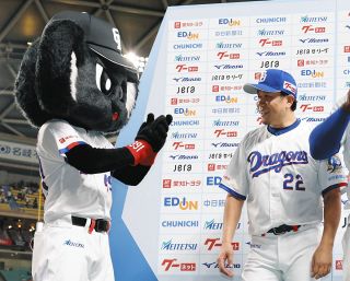 中日・上林誠知、ピンク！！ リストバンド・マスコットバット