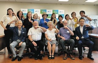 津の団体を通じホームステイ　米の訪日団8人が市長と交流