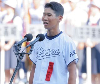 両投げ”二刀流”大阪桐蔭の徳丸快晴、内外野の守備こなす【高校野球大会