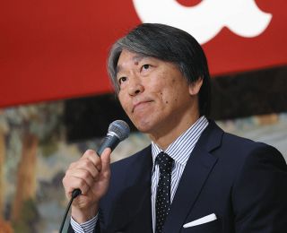 巨人・松井新監督、スーツは長嶋さんとおそろい！2013年、共に「国民栄誉賞」受賞の際に仕立てた思い出の一着「近くに監督がいるという気持ちで日々過ごしたい」