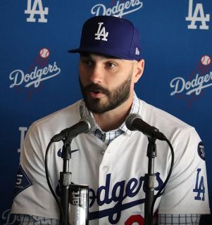 ドジャース デイブ・ロバーツ監督　ボブルヘッド人形(箱にダメージあり) 4/26特典 ドジャース ロバーツ監督ボブルヘッド人形 - メルカリ