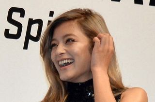 「なんかクレオパトラ」34歳モデル、神秘的な黒髪の理由を明かし、『ギリギリ』ショット、「美しい黒髪は宝」「意外と古風だよね」