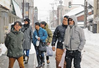 筋ジスと闘い棒人間アート Kaitoさん 思い出の鯖江で個展 寝