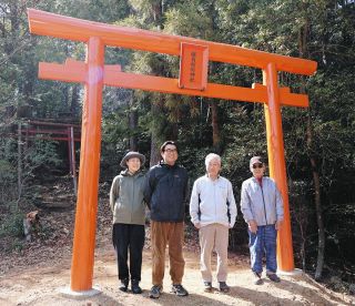 新旧住民が協力して鳥居を新調　瑞浪・大湫の雄白稲荷神社