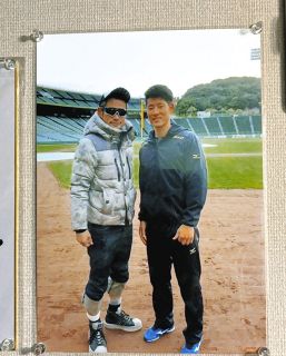 ◇倉科カナ、雰囲気違うチェキの1枚【写真】：中日スポーツ