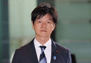 「三角筋が大臣の頭くらい」 鈴木憲和農相、ボディビル国際大会出場タレントと『腕相撲』に驚きの声「その筋肉で米国のじゃがいもを…」の声も