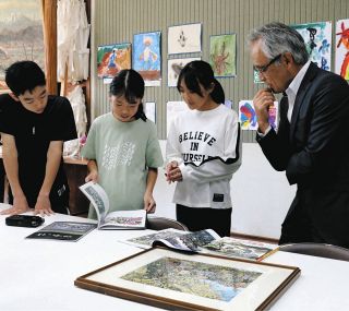 上伊那の風景、日常を生き生きと　伊那市の浦野さん、画集を8市町村の学校などに寄贈
