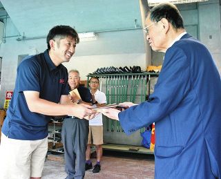 中山道東濃駅伝の特別功労賞、土岐の松原さんと中日会東濃支部に
