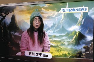 背景を合成して制作したニュース番組の画面。緑色の帽子の一部に背景が映り込んでいる＝恵那市長島町のアミックスコムで
