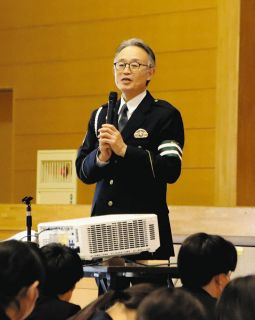 退職控え中学生に「交通安全」　各務原署の山田署長、全校回る