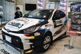 5月開催のWRC盛り上げに一役　恵那市役所ロビーにラリーカーお目見え