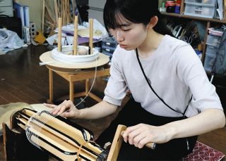繊細な技術体験し愛着　美濃市で美濃和紙を使ったちょうちん作りに挑戦