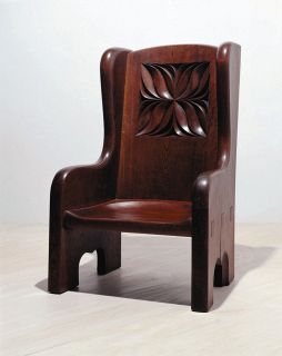 「拭漆楢彫花文椅子」1964年　高さ128．5センチ　幅80．5センチ　奥行き85センチ　豊田市美術館蔵
