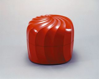 「赤漆捻紋蓋物」1949年　高さ19．6センチ、幅23．2センチ、奥行き20．8センチ　豊田市美術館蔵