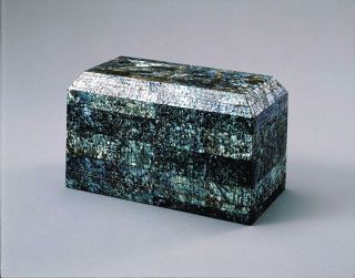 「耀貝螺鈿総張飾手筥」1974年　高さ18．4センチ、幅30．5センチ、奥行き15．5センチ　豊田市美術館蔵