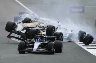 【写真】大クラッシュで周冠宇のマシンが上下逆さまに[F1第10戦イギリスGP]